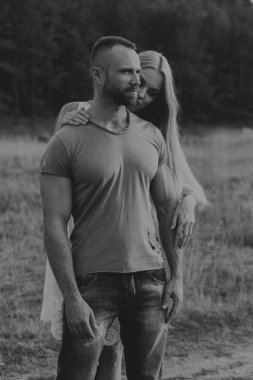 Genç bir çift tarlada