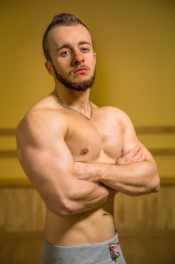 Kameraya poz yakışıklı atletik erkek