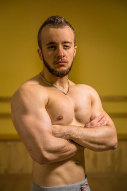 Kameraya poz yakışıklı atletik erkek
