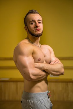 Kameraya poz yakışıklı atletik erkek