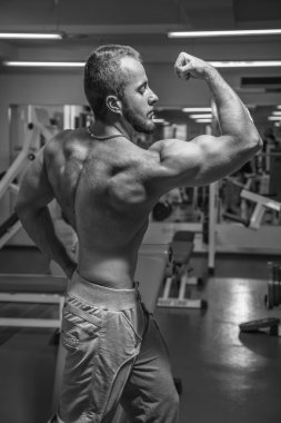 Kameraya poz yakışıklı atletik erkek