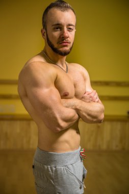 Kameraya poz yakışıklı atletik erkek