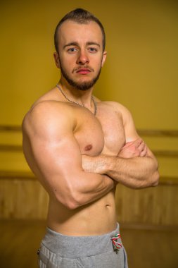 Kameraya poz yakışıklı atletik erkek