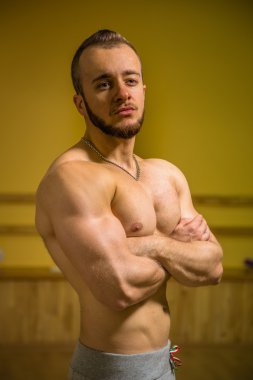 Kameraya poz yakışıklı atletik erkek