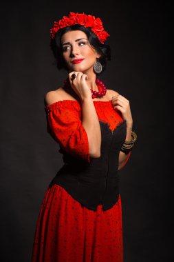 Karanlık bir arka plan üzerinde güzel, gizemli, şirin esmer. Siyah ve beyaz fotoğraf güzel gizemli esmer.