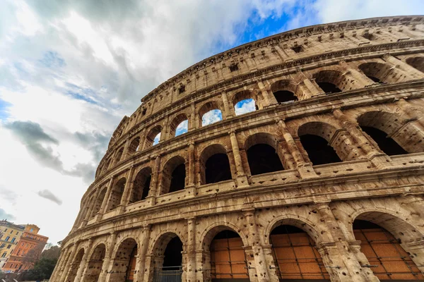 Rome - 10 januari: Colosseum buitenkant op 10 januari 2016 in Rome, Italië. — Stockfoto