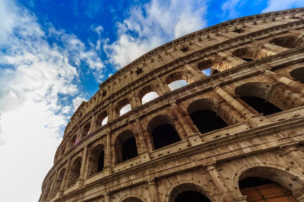 Rom - 10 januari: Colosseum exteriör på 10 januari 2016 i Rom, Italien. — Stockfoto