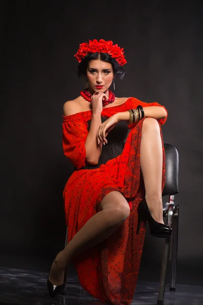 Elegant, förföriska kvinnan i rött. — Stockfoto