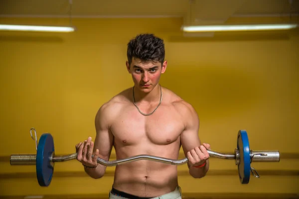 Knappe atletische man poseren voor de camera — Stockfoto