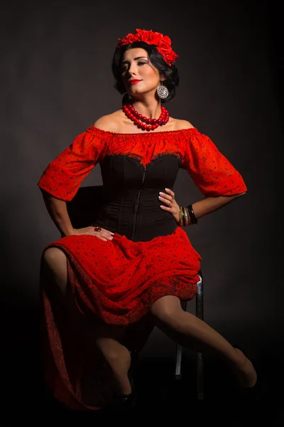 Elegante, seducente donna in rosso . — Foto Stock