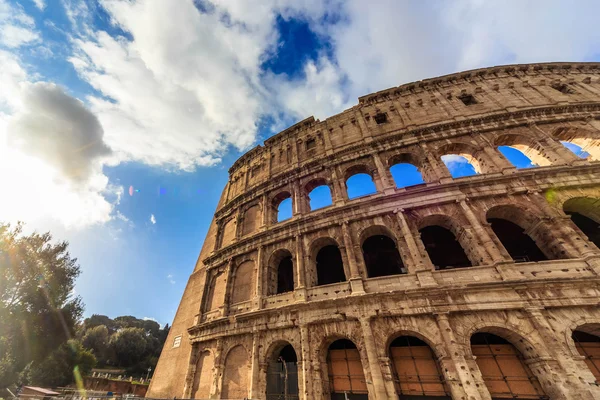 ROMA - 10 de enero: Coliseo exterior el 10 de enero de 2016 en Roma, Italia . — Foto de Stock