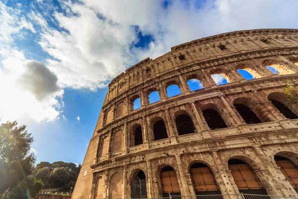 ROMA - 10 de enero: Coliseo exterior el 10 de enero de 2016 en Roma, Italia . — Foto de Stock