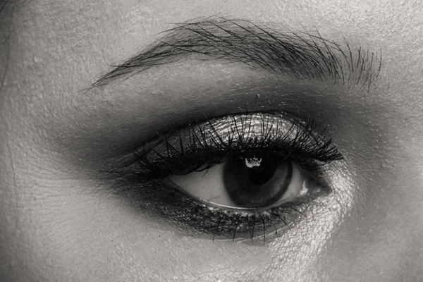 美丽女性的眼睛。黑白摄影 — 图库照片