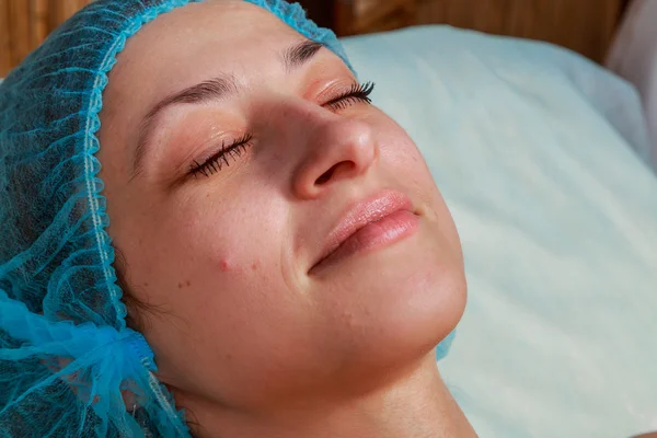 Kozmetik enjeksiyon spa salonda. Güzellik uzmanı hastanın yüz içine enjeksiyon yapar.