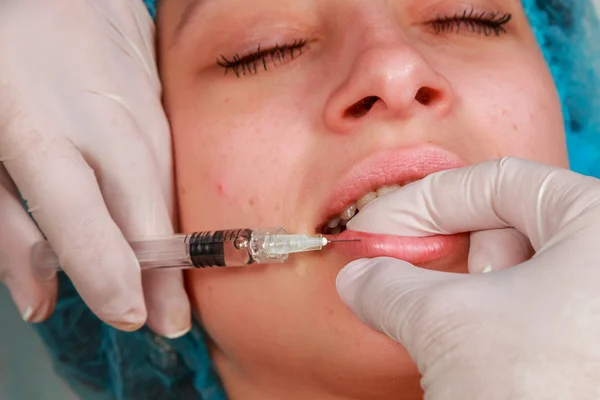 Injection cosmétique dans le spa. Esthéticienne fait l'injection dans le visage du patient . — Photo