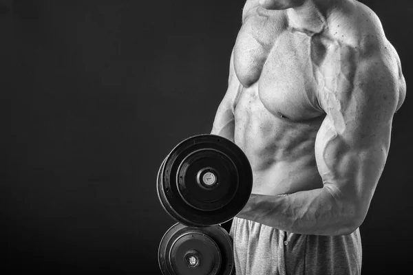 Culturista posando en diferentes poses demostrando sus músculos. Fracaso en un fondo oscuro. Varón mostrando tensión muscular. Hermoso atleta cuerpo muscular . —  Fotos de Stock