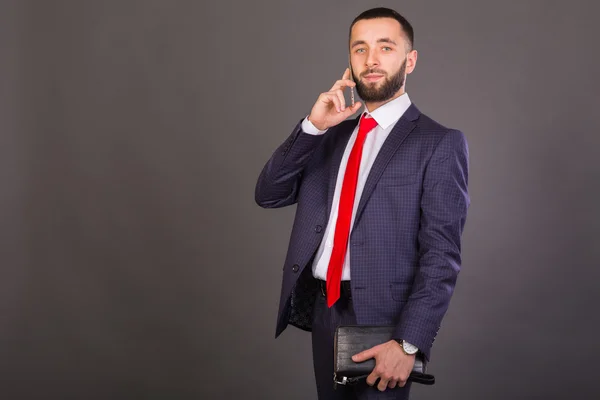 Jungunternehmer. ein Mann im schönen Anzug, weißem Hemd, roter Krawatte. — Stockfoto