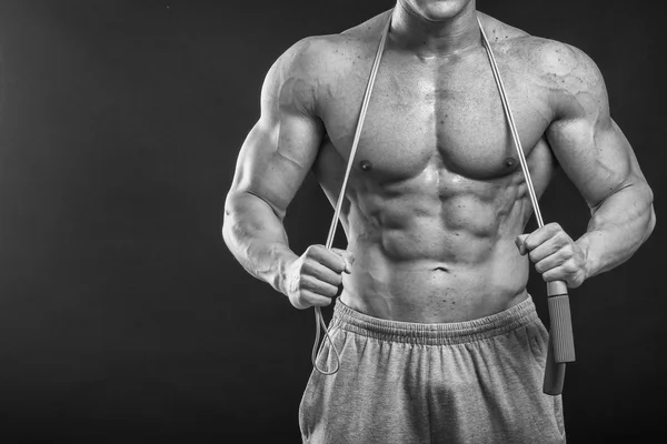 Un uomo molto forte è impegnato in palestra — Foto Stock