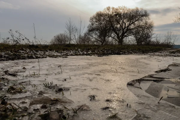 Kış yol. Güzel kış manzara, karla kaplı yol