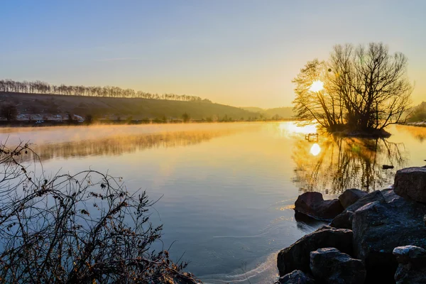 Güzel kış gündoğumu Nehri üzerinde — Stok fotoğraf