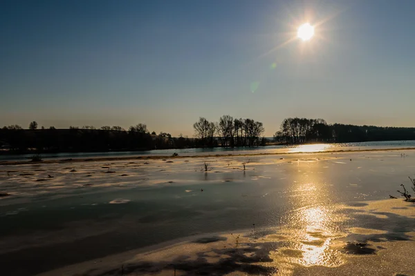 Wunderschöne Winterlandschaft, das Land ist mit Eis bedeckt — Stockfoto