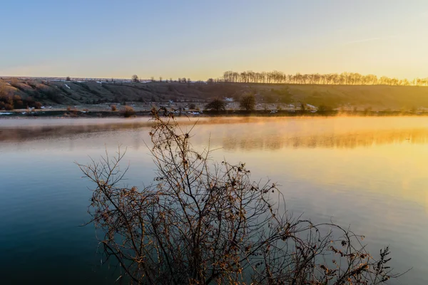 Güzel kış gündoğumu Nehri üzerinde — Stok fotoğraf