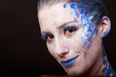 Sanat makyaj. Güzel kadın portre makyajlı, yakın çekim