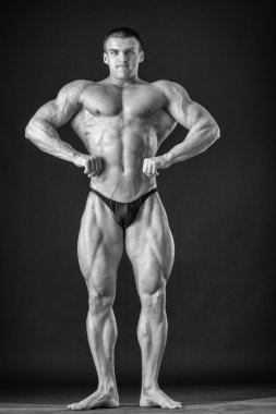 Farklı poz vücut geliştirmeci onların kas gösteren teşkil etmektedir. Karanlık bir arka plan üzerinde hata oluştu. Erkek gösteren kaslar zorlayarak. Güzel kas vücut atlet.