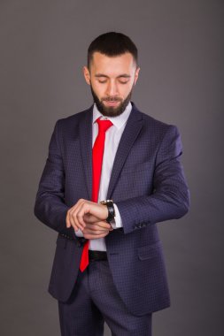 İş takım elbiseli genç şık işadamı.