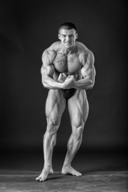 Farklı poz vücut geliştirmeci onların kas gösteren teşkil etmektedir. Karanlık bir arka plan üzerinde hata oluştu. Erkek gösteren kaslar zorlayarak. Güzel kas vücut atlet.