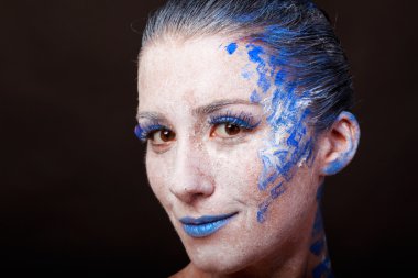 Sanat makyaj. Güzel kadın portre makyajlı, yakın çekim