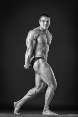 Farklı poz vücut geliştirmeci onların kas gösteren teşkil etmektedir. Karanlık bir arka plan üzerinde hata oluştu. Erkek gösteren kaslar zorlayarak. Güzel kas vücut atlet.