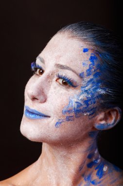 Sanat makyaj. Güzel kadın portre makyajlı, yakın çekim