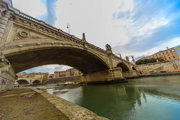 ROME - January 12: Nice view of the river Tiber January 12, 2016 in Rome, Italy. — Stock Photo, Image