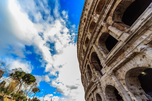 Rzym - 10 stycznia: Koloseum zewnątrz na 10 stycznia 2016 w Rzym, Włochy. — Zdjęcie stockowe