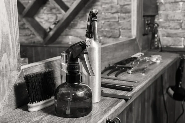 Attrezzi parrucchieri. Strumenti da barbiere su uno sfondo di legno — Foto Stock