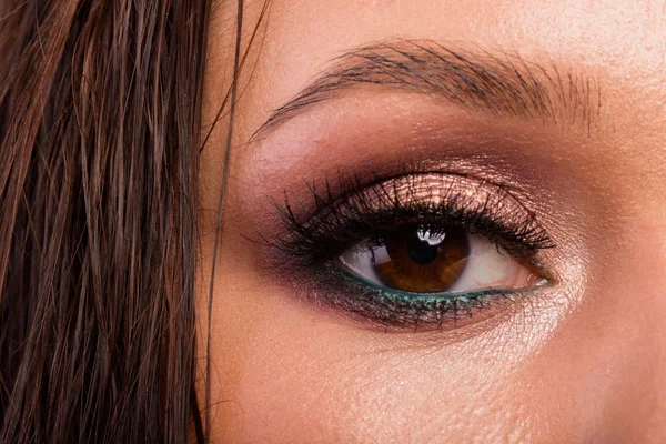 Schöne weibliche Augen aus nächster Nähe. Professionelles Make-up. — Stockfoto