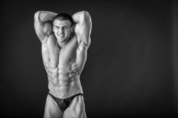 Bodybuilder που θέτουν σε διαφορετικές πόζες που αποδεικνύουν τους μυς τους. Αποτυχία σε σκούρο φόντο. Ανδρική προβολή μυς στράγγισμα. Όμορφο μυώδες σώμα αθλητής. — Φωτογραφία Αρχείου