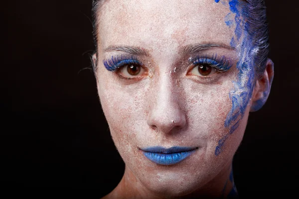 Sanat makyaj. Güzel kadın portre makyajlı, yakın çekim