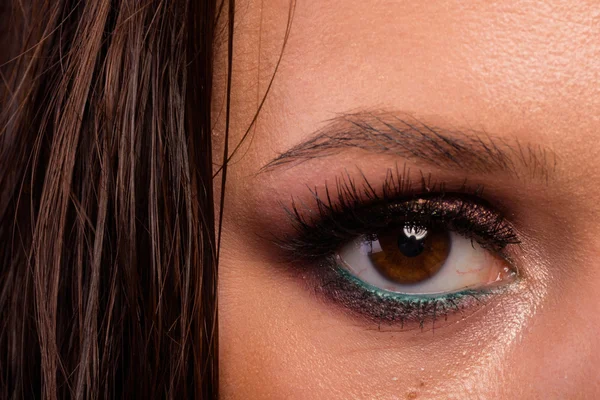 Güzel kadın göz yakın çekim. profesyonel makyaj.