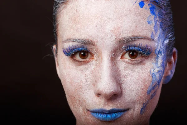 Sanat makyaj. Güzel kadın portre makyajlı, yakın çekim