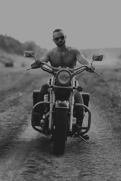 Δροσερό μυϊκή άντρας με μοτοσικλέτα — Φωτογραφία Αρχείου
