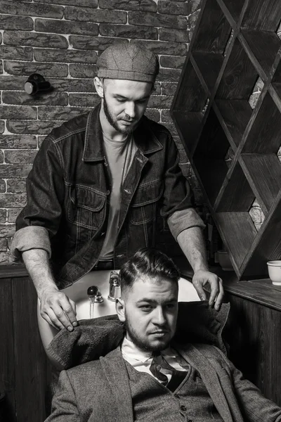 Testa di pulizia Barbiere. Pulizie del capo barbiere. Barbiere che lava il capo cliente. Parrucchieri lavare la testa al cliente . — Foto Stock