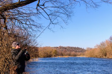 Nehir kıyısındaki balıkçı