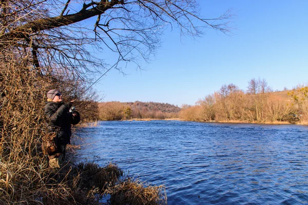 Pescador en la orilla del río —  Fotos de Stock