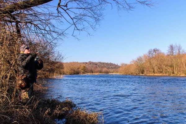 Visser op de oever van de rivier — Stockfoto