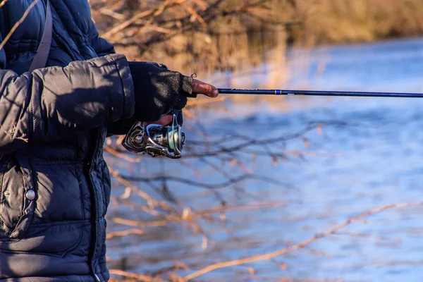 Pescador en la orilla del río —  Fotos de Stock