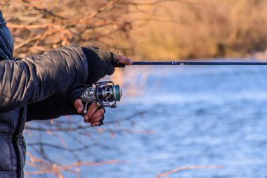 Nehir kıyısındaki balıkçı