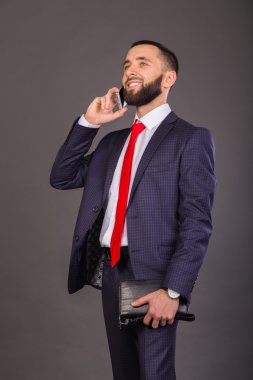 Genç iş adamı. Bir adam bir güzel takım elbise, beyaz gömlek, kırmızı kravat.