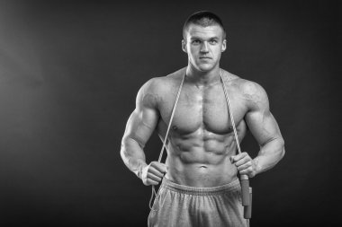 Çok güçlü bir adam salonda yapmaktadır